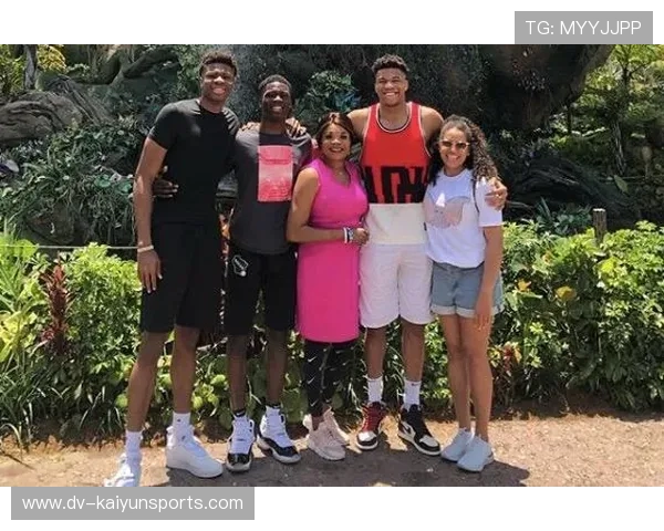 字母哥退赛后晒全家合影,真相竟是为孩子庆生 字母哥退赛后晒全家合影,真相竟是为孩子庆生