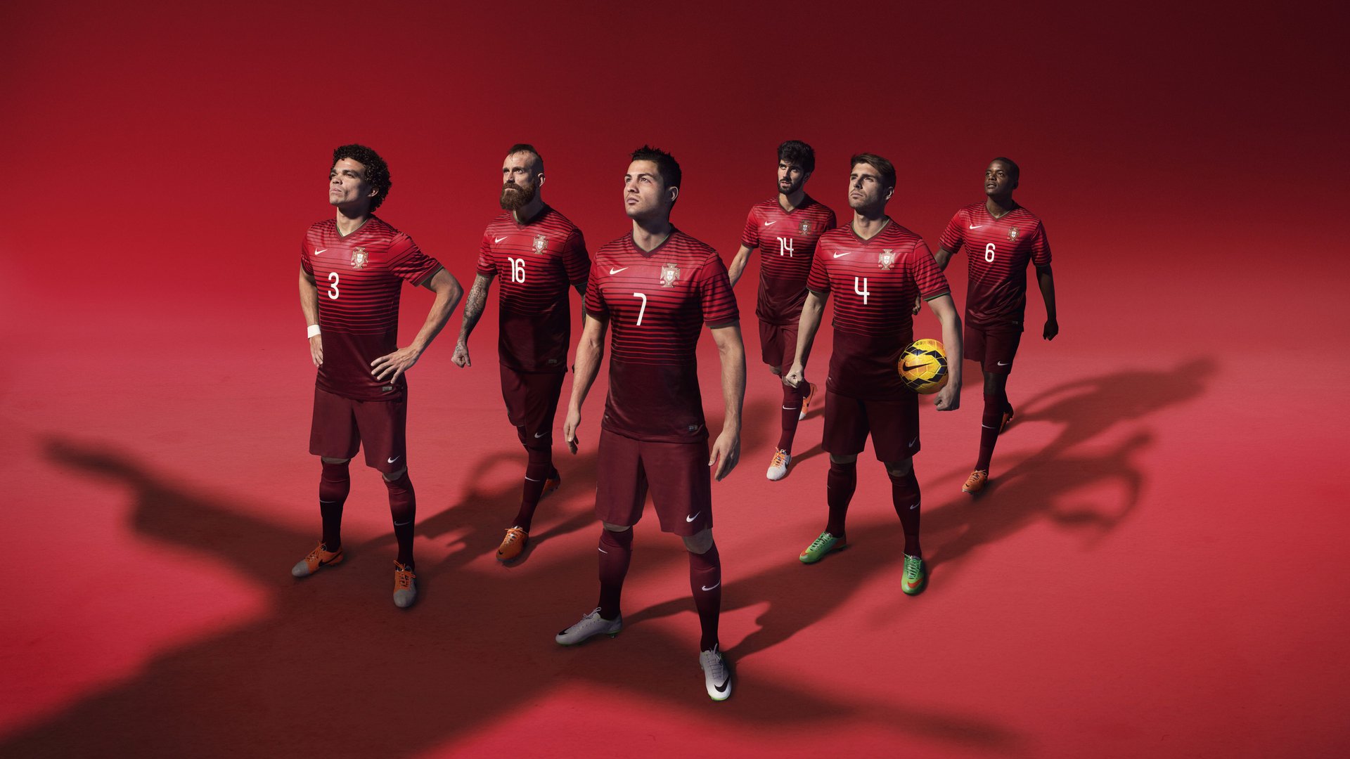 德甲高空轰炸：精彩头球瞬间令人拍案叫绝，德甲空场