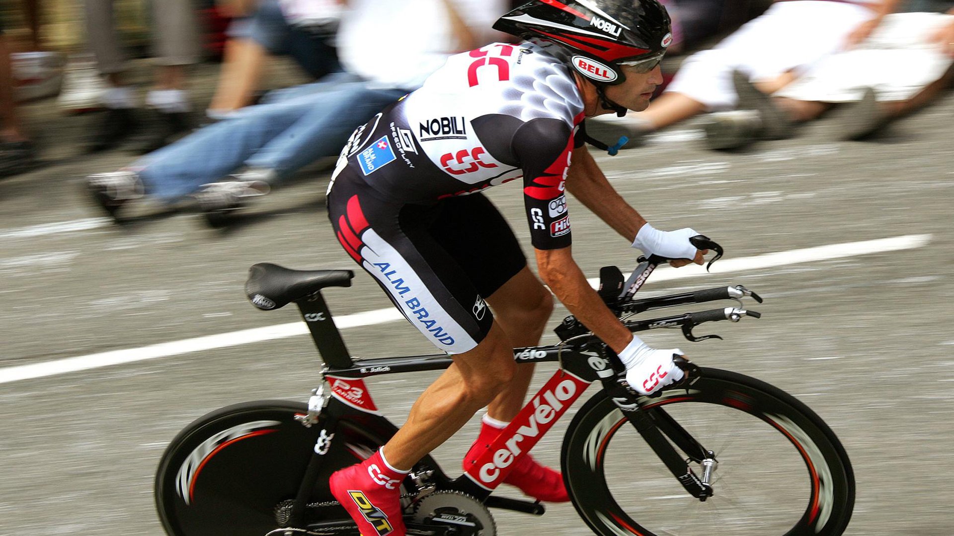 热火训练后组织球员反馈会分享战术理解，热火试训