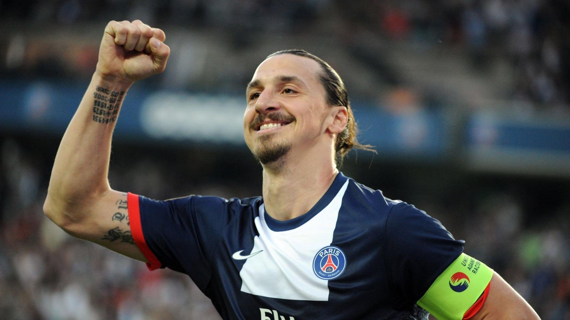 球迷自发制作横幅营造主场气势提升士气